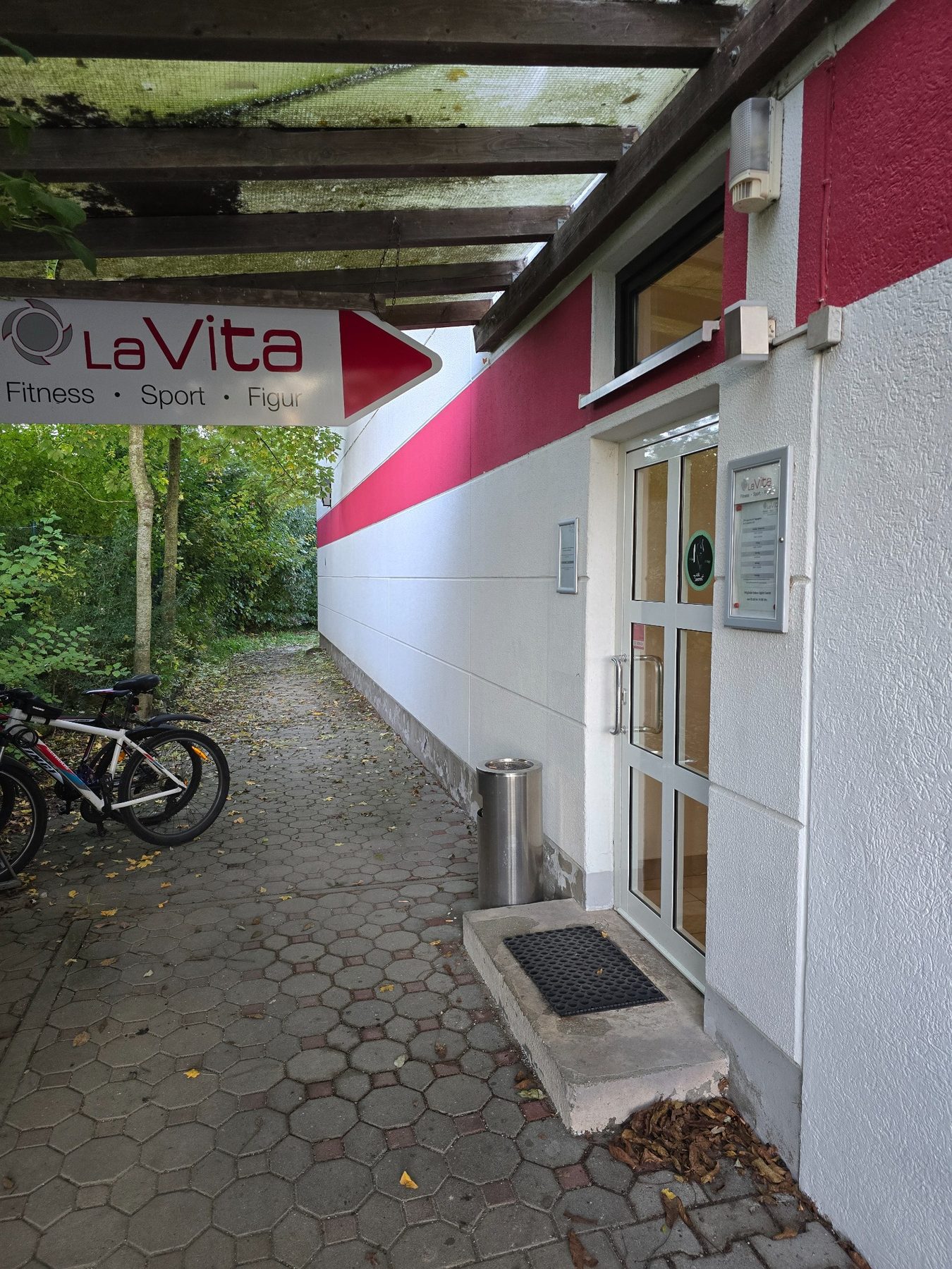 Eingang zum LaVita Fitnessstudio und Fight Spot Pfarrkirchen